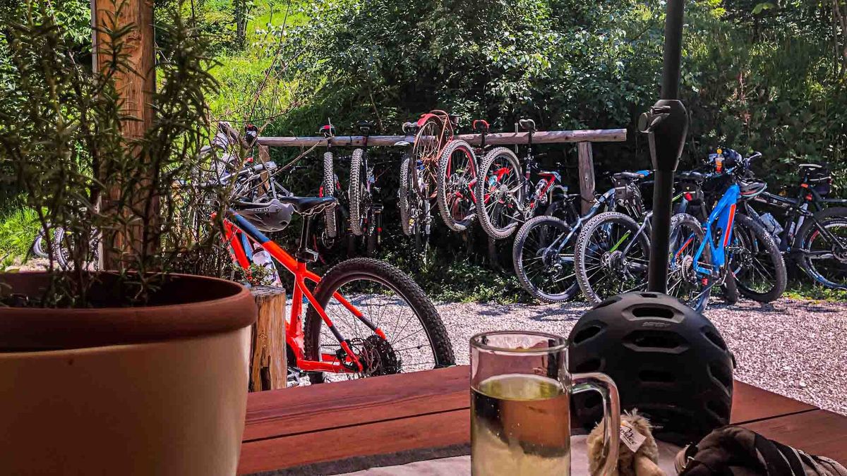 Viele Bikes vor Einkehr von Harald Maier