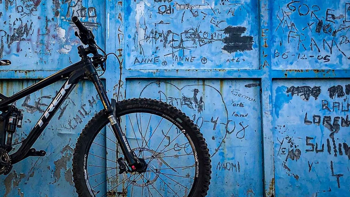 Mountainbike an Metalltüre von Harald Maier