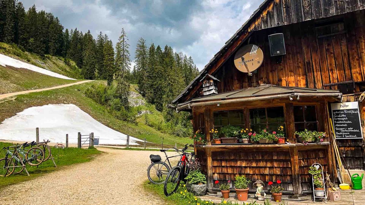 Bikes vor der Zeishofalm am Hornspitz von Harald Maier