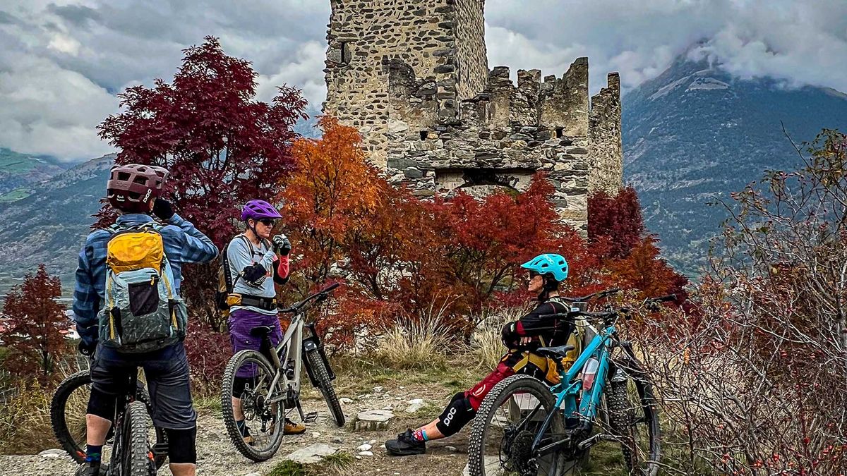 Biker vor einer Ruine von Harald Maier