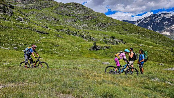 Biker und Wanderer am Trail von Harald Maier