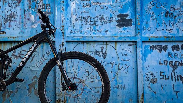 Mountainbike an Metalltüre von Harald Maier