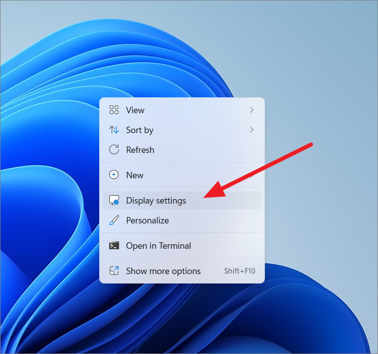 Right-click menu showing Display settings option