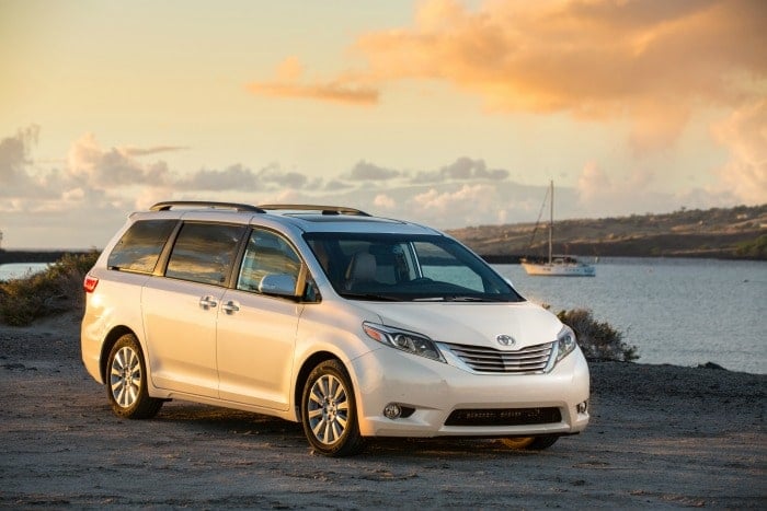 2015_Toyota_Sienna_Limited_03