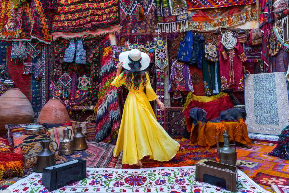 Free photo beautiful girl at traditional carpet shop in goreme city, cappadocia in turkey.
