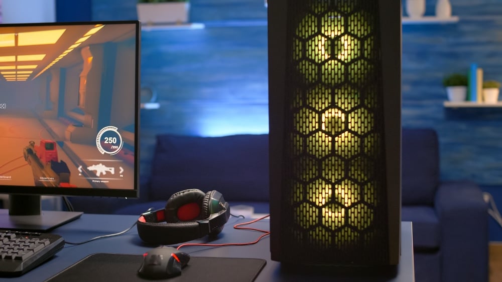 Free photo close-up of rgb system desktop, pro gamer playing first person shooter video game during online competition. streaming studio is equipped with professional setup with powerful pc ready for online game