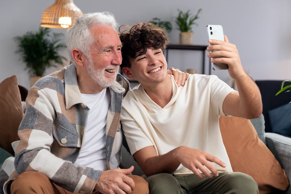Free photo medium shot man and grandpa taking selfie
