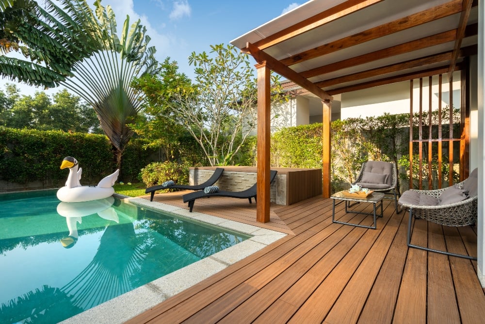 Photo swimming pool in tropical garden villa - wood deck - We have the perfect outdoor living space ideas