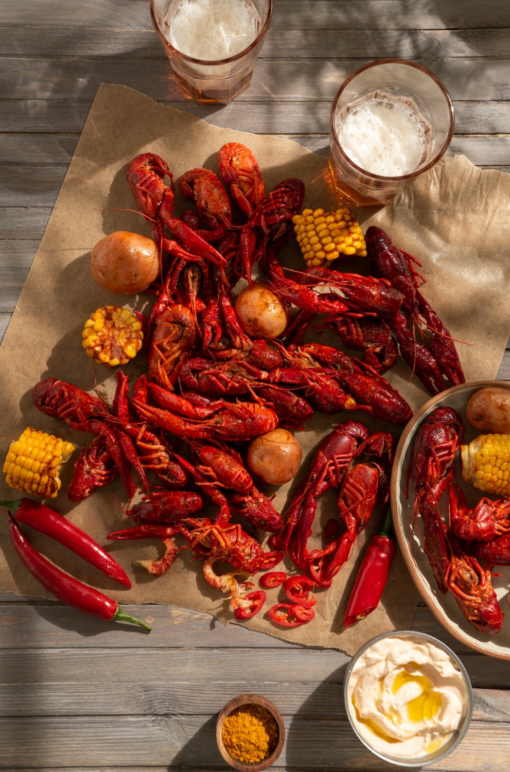 Free photo top view crawfish and corn still life
