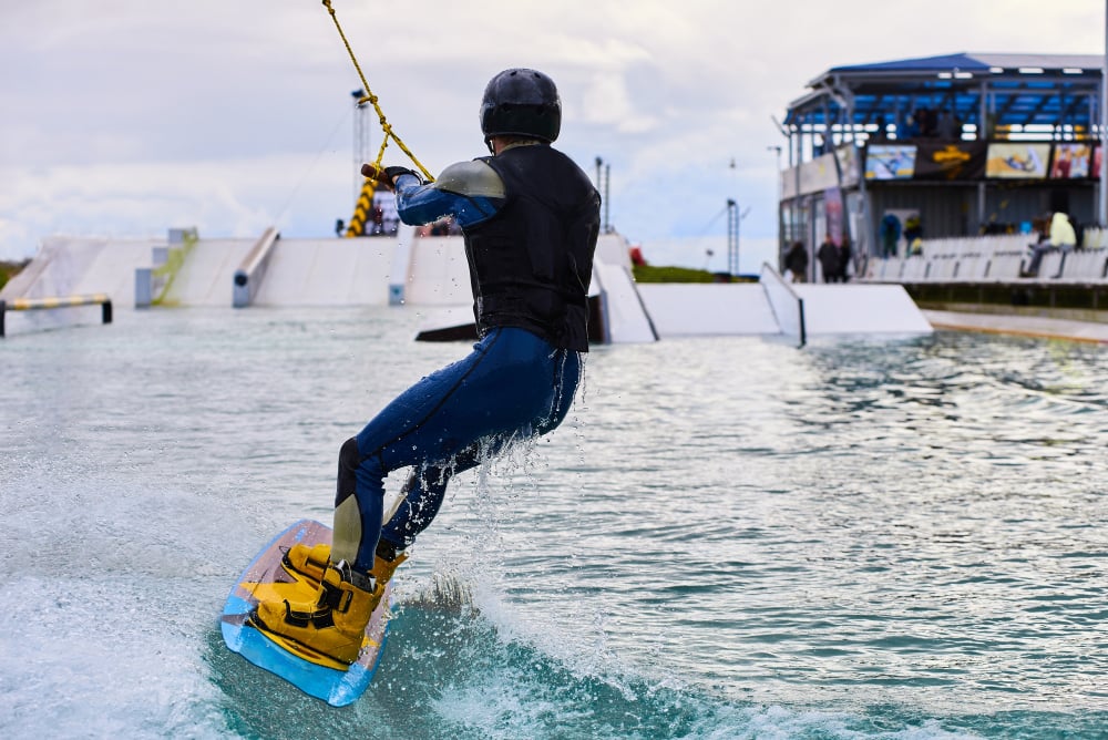 Free photo wakeboarder with strong body start ride set in wake park
