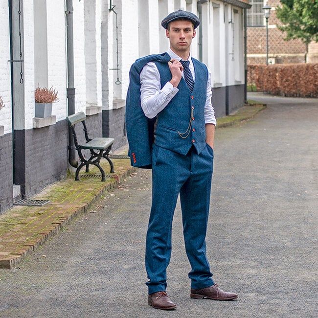 The essence of authentic Peaky Blinders suits