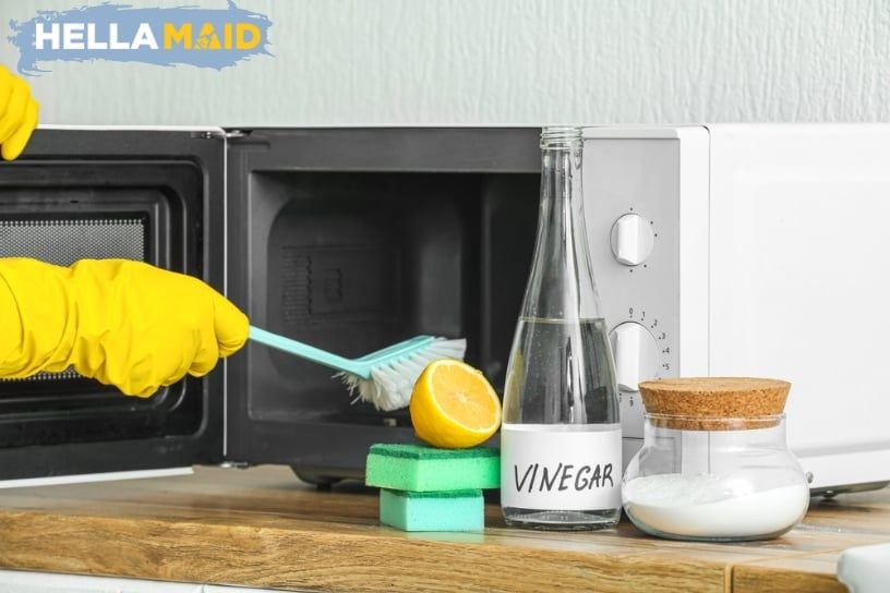 Top 10 Smart Ways to Use White Vinegar for a Cleaner Kitchen