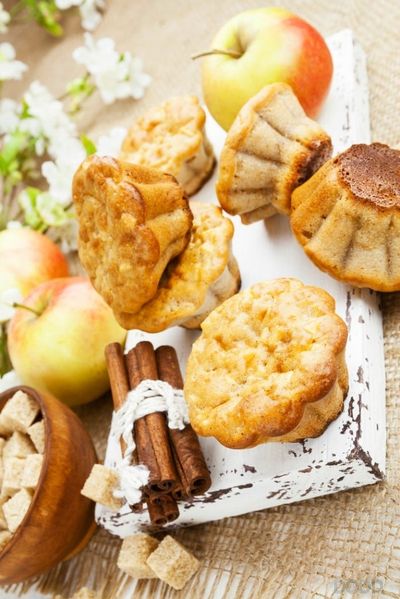 Apple muffins with cinnamon