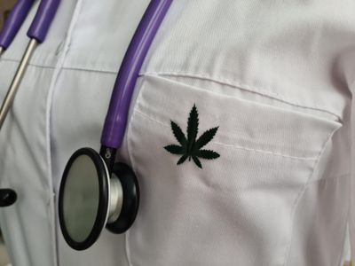 Photo doctor stethoscope with cannabis sign in pocket