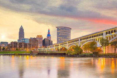 Photo view of downtown cleveland skyline in ohio usa at twilight