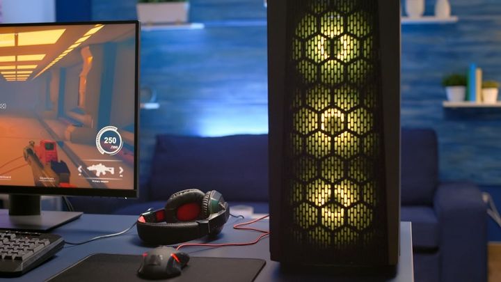 Free photo close-up of rgb system desktop, pro gamer playing first person shooter video game during online competition. strea