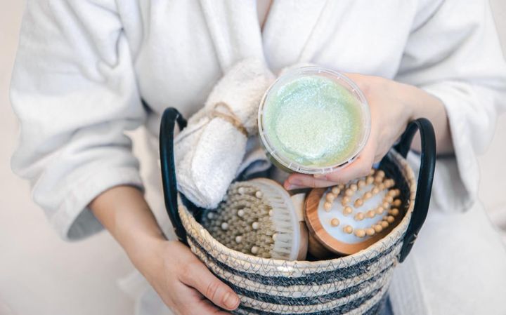 Free photo closeup set of spa items body brushes and scrubs