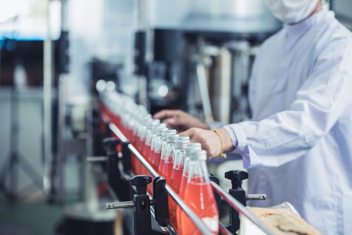 Photo drink factory - closeup hygiene worker working check juice glass bottled in production line