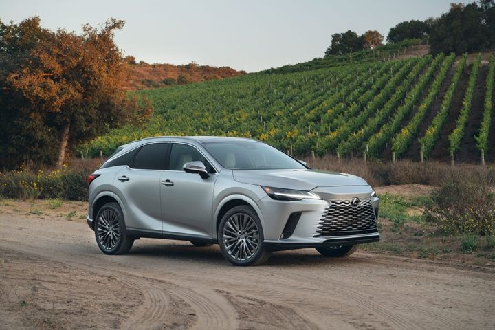 Fine-tuned performance and head-turning style – the Lexus RX350h is the perfect package.