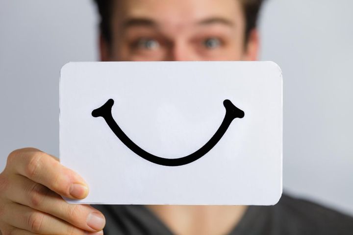 Photo happy portrait of someone holding a smiling mood board