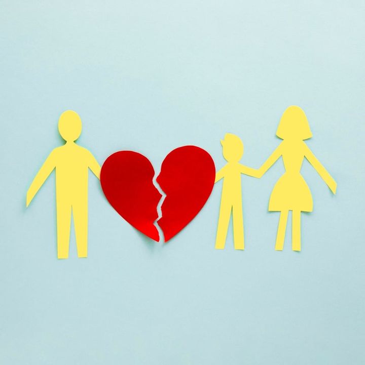 Free photo top view family divorce paper shape