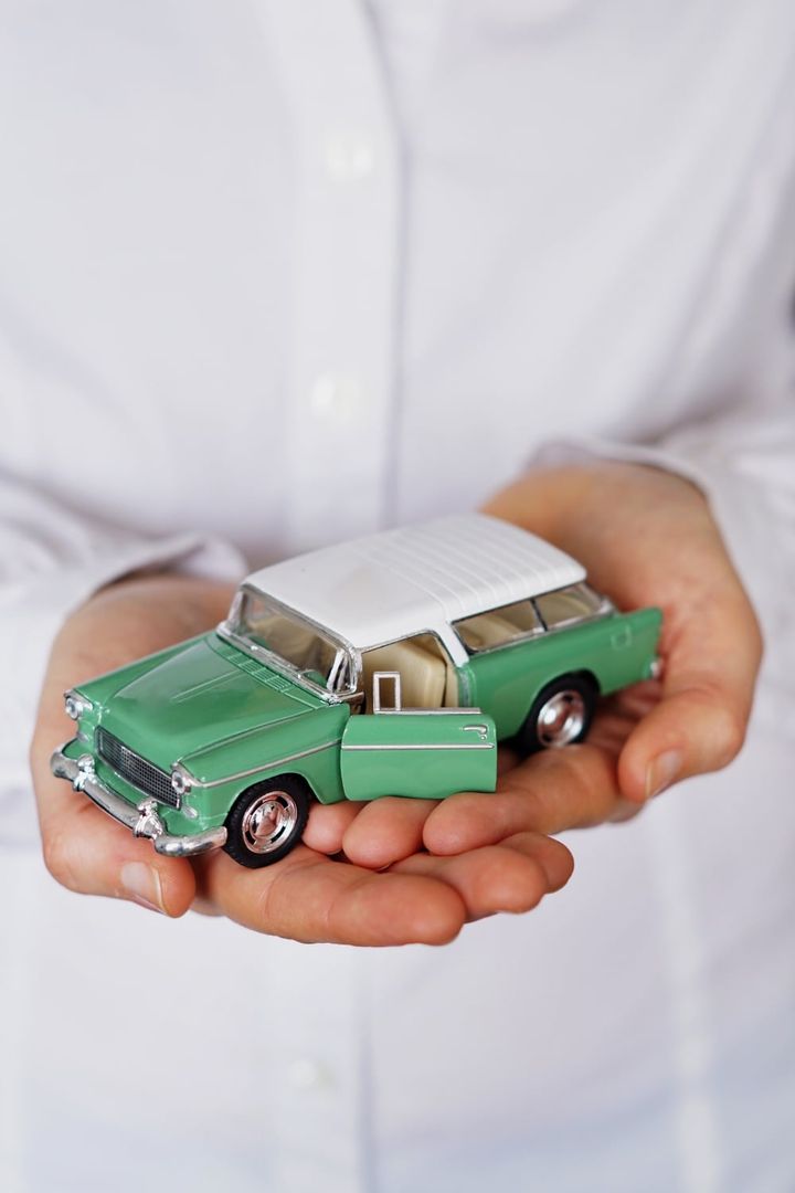Free photo vertical closeup shot of a person thinking of buying a new car or selling a vehicle
