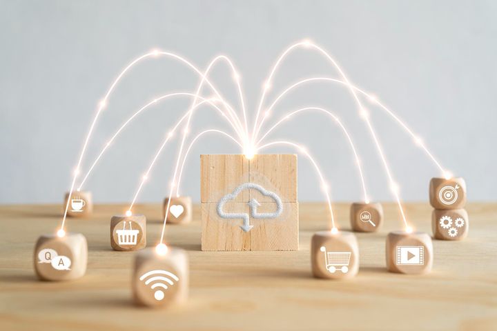 Photo virtual cloud computing are printed screen on wooden cubes block and connect line with others social media and online s