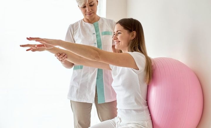 woman undergoing therapy with physiologist