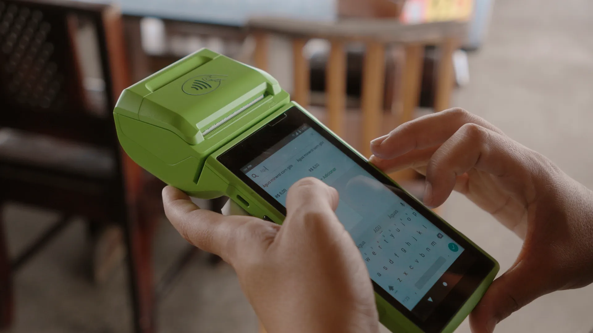 Maquininha Stone com o sistema PIGZ, utilizada no Restaurante Meu Cantinho para processamento de pedidos.