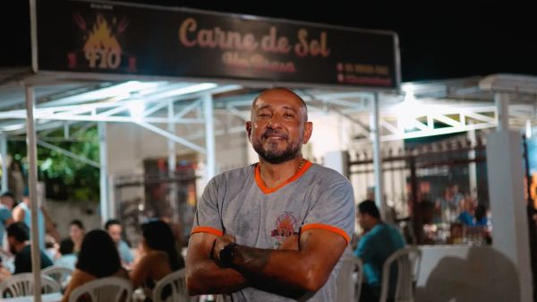 Proprietário da F10 Carne de Sol posa em frente ao restaurante.