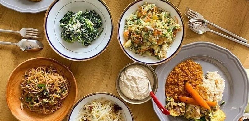 Kunie Meals: “Chef preparing shojin ryori vegetarian dishes in a traditional kitchen”