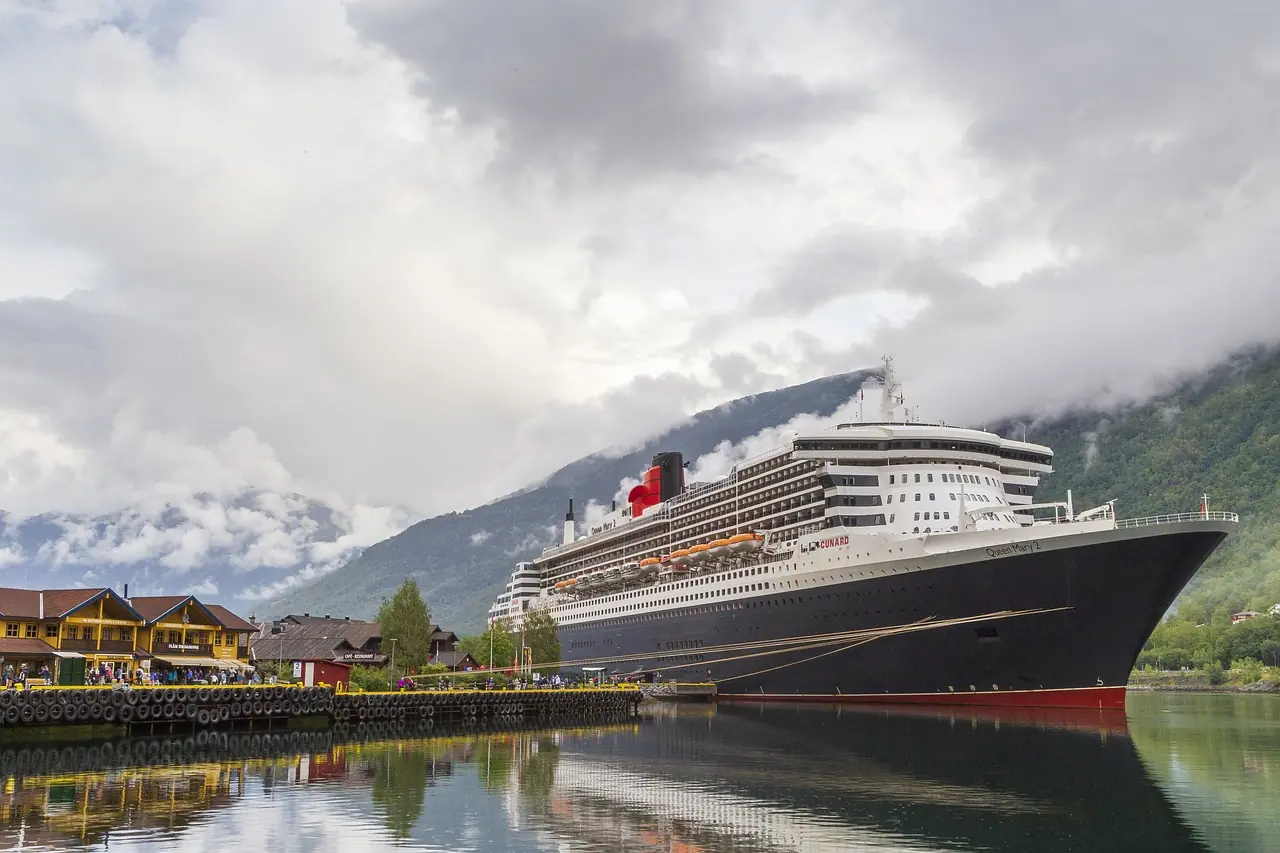 Queen Mary 2 in Flam