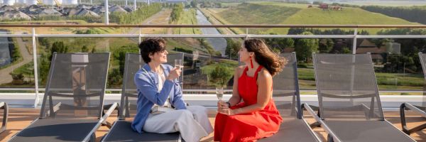 MSC guests enjoying Champagne