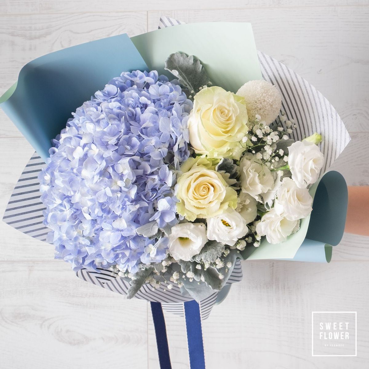 ช่อไฮเดรนเยียกับกุหลาบขาว