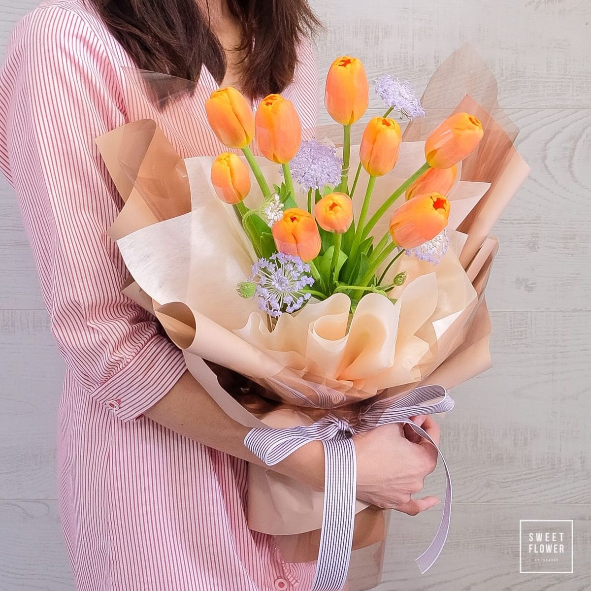 ช่วงนี้ทิวลิปดอกใหญ่ ลูกค้าเลือกทิวลิปสีส้มเพื่อ Happy Birthday