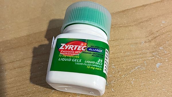 ZYRTEC ALLERGY  Cetirizine INDOOR + OUTDOOR Antihistamine ALLERGIES 10 mg cops LIQUID GELS 25 LIQUID GELS LIQUID-FILED CAPSULES 10 mg each