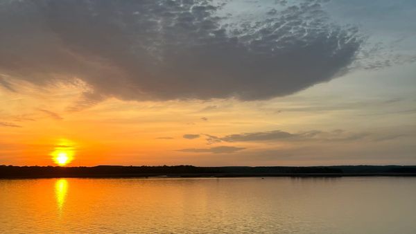 A lovely recent sunset someplace I can't remember where, I mighta been on the Amtrak