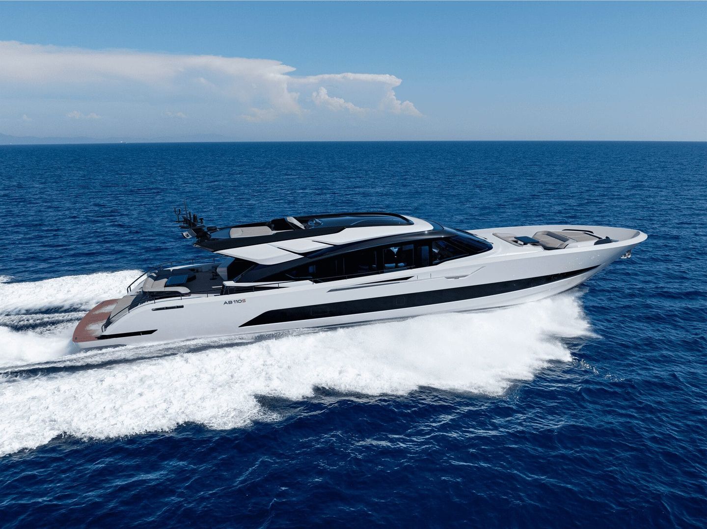 Motoryacht AB Yachts AB 110 bei hoher Geschwindigkeit auf offener See