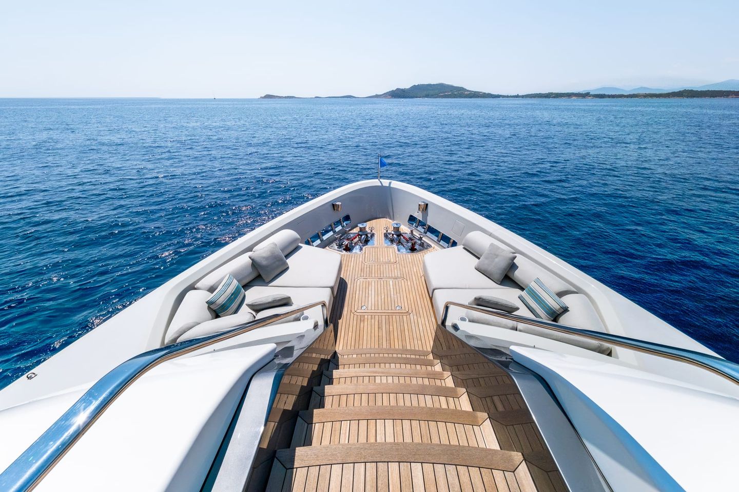 Diese Yacht verbindet nautische Tradition und stilistische Innovation kunstvoll und schenkt dem Leben auf See Ruhe – eine vollendete Synthese aus Raffinesse und Funktionalität.