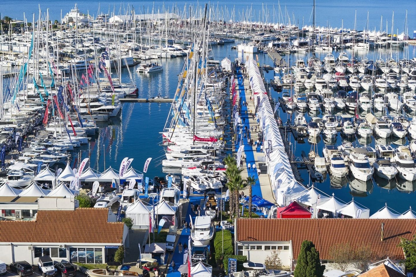 Biograd Boat Show: Luftbild der Ausstellungsstege mit Segel- und Motorbooten in der Marina Kornati, Ausgabe 2025