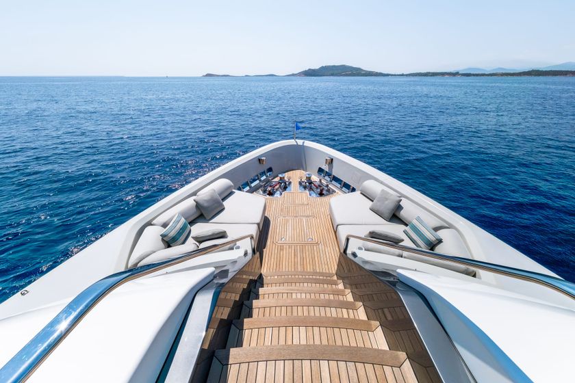 For charter: Sanlorenzo ADELA / SD96