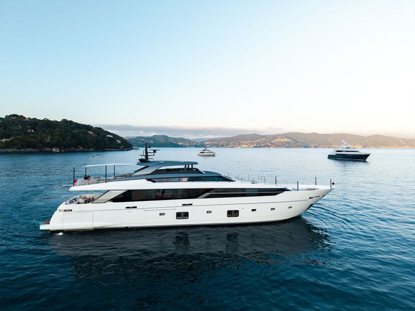 For charter: Sanlorenzo ARESYA / SL120A