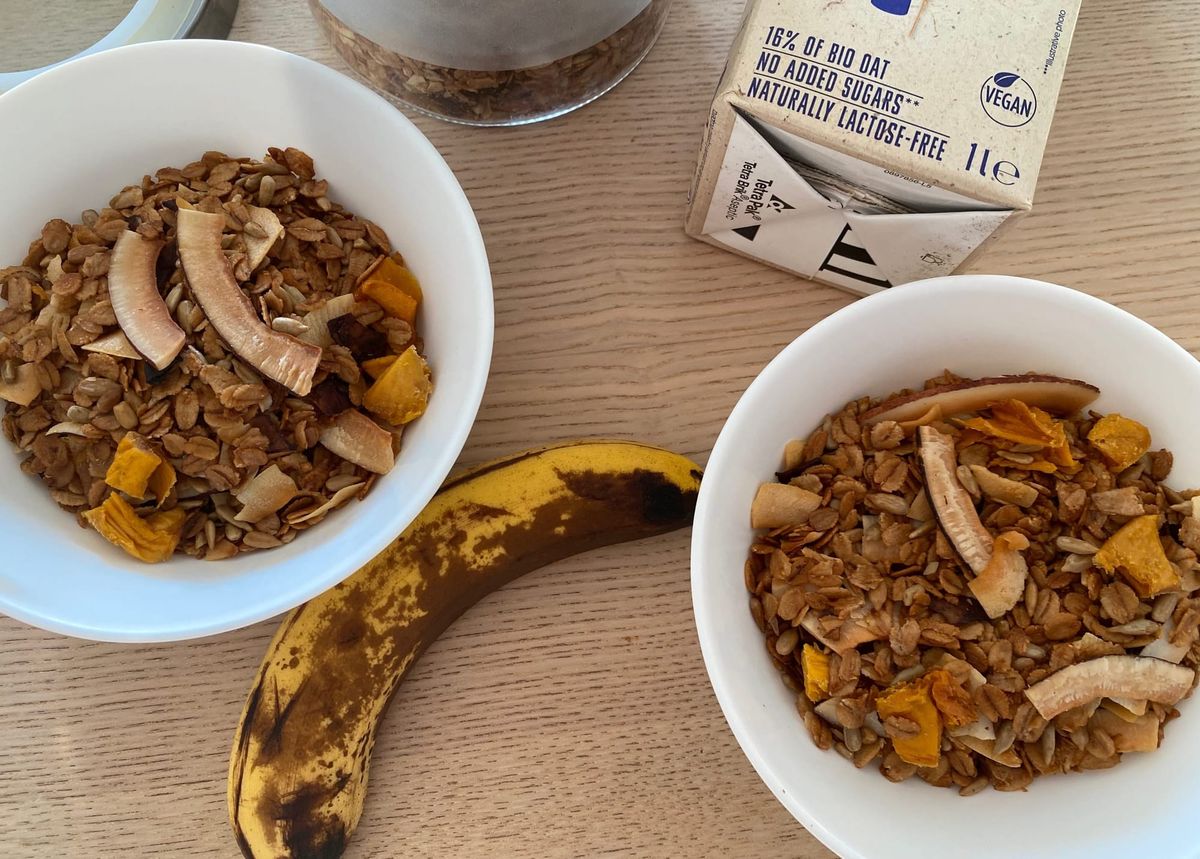 Tropická granola s mangem a kokosem