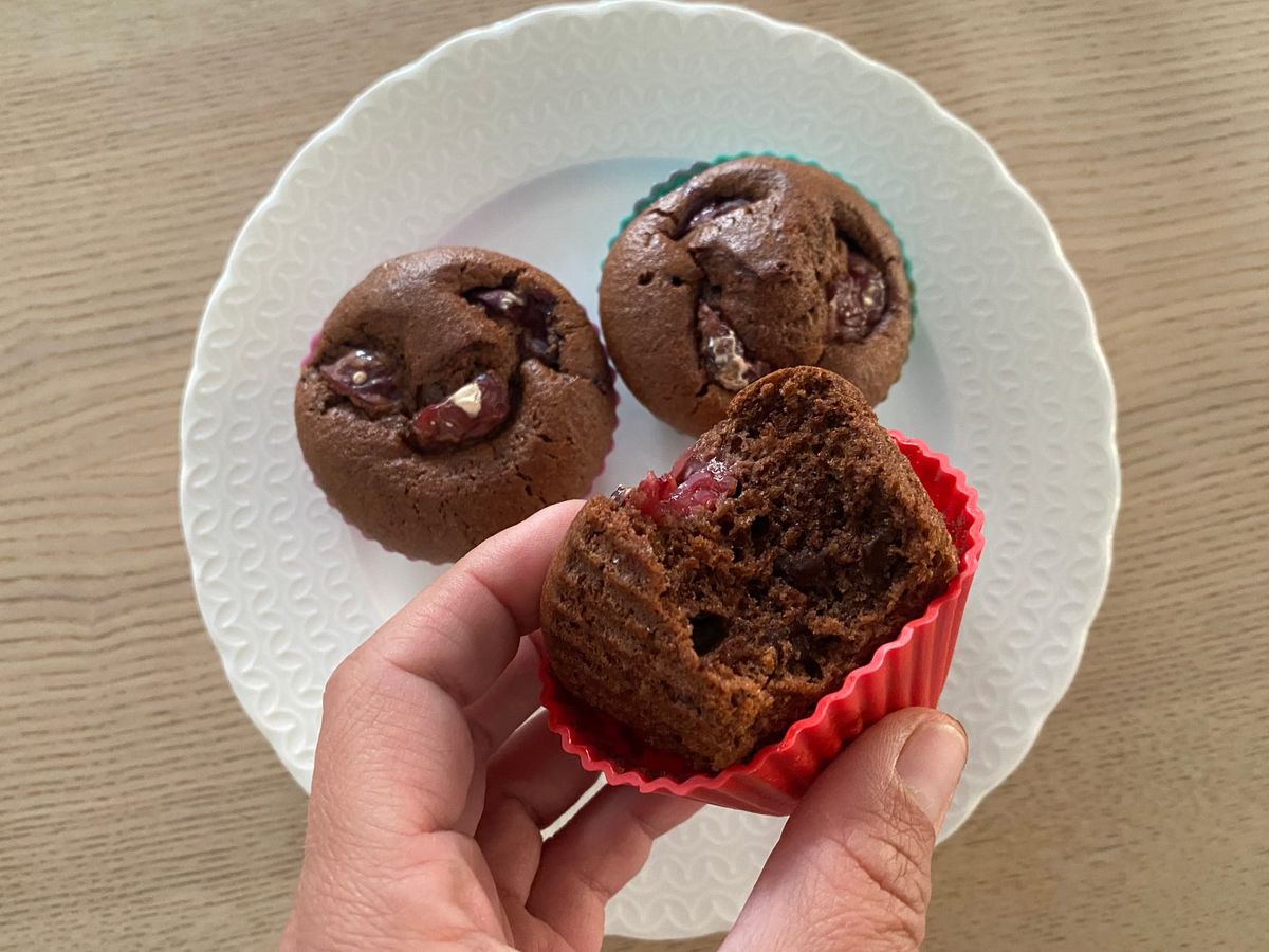 Čokoládové muffiny s třešněmi
