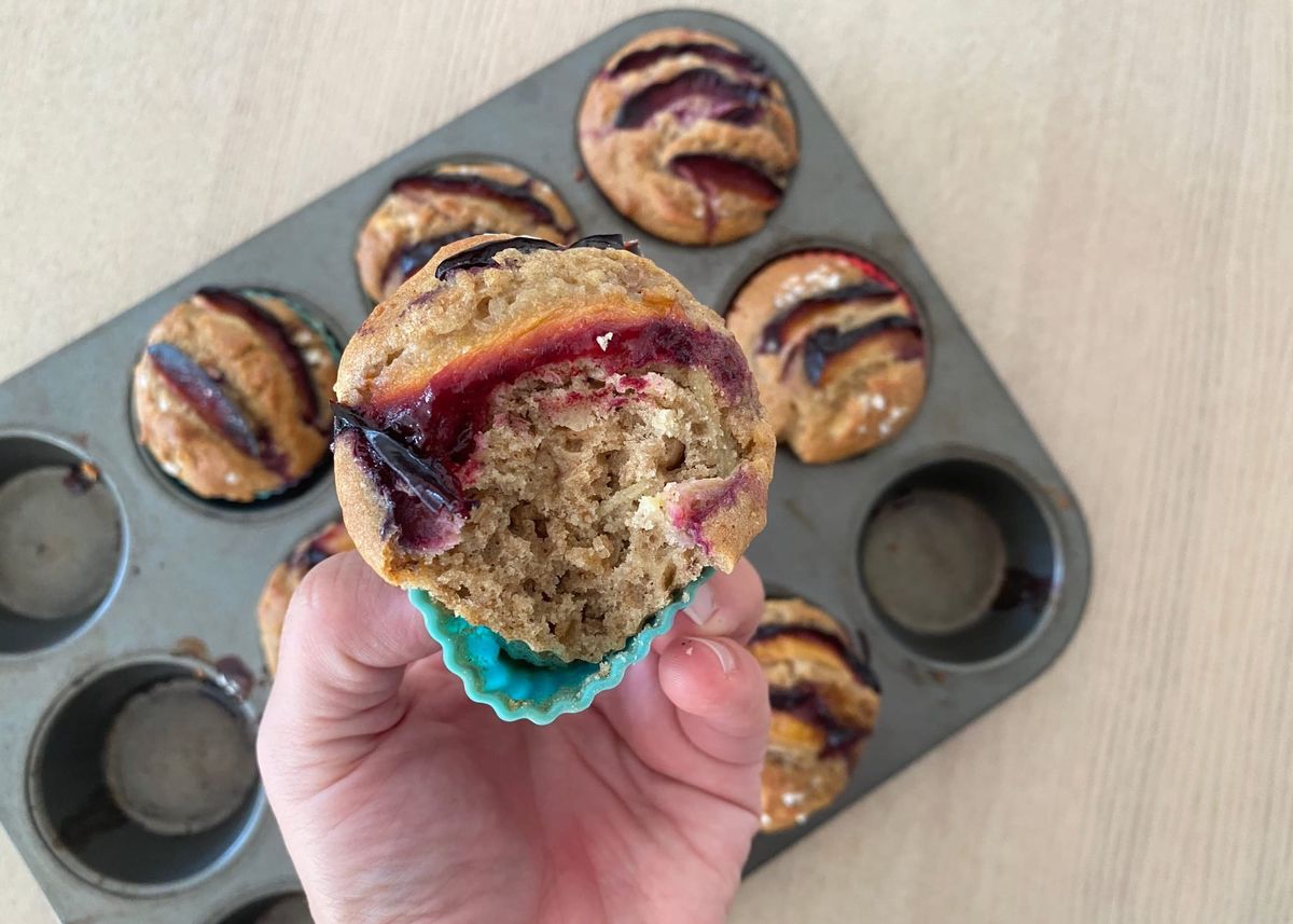 Pohankové muffiny s jablkem a švestkami