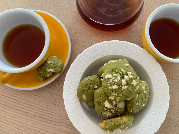 Matcha sušenky s bílou čokoládou, makadamy a mořskou solí