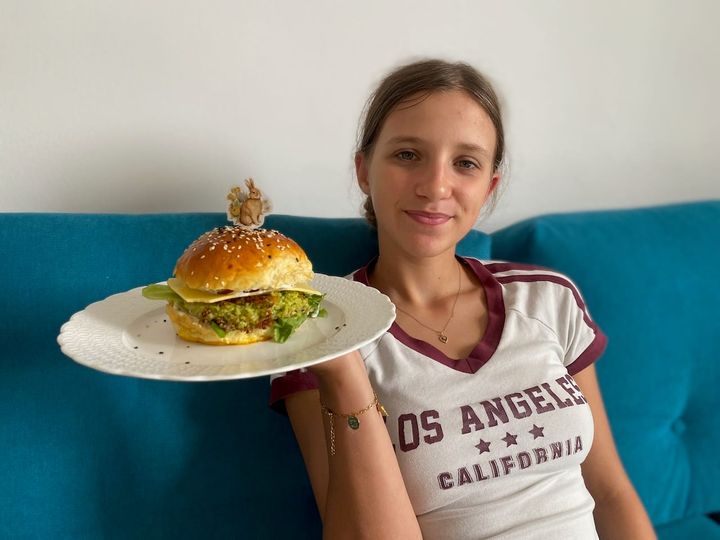 Cuketovo-hráškový burger