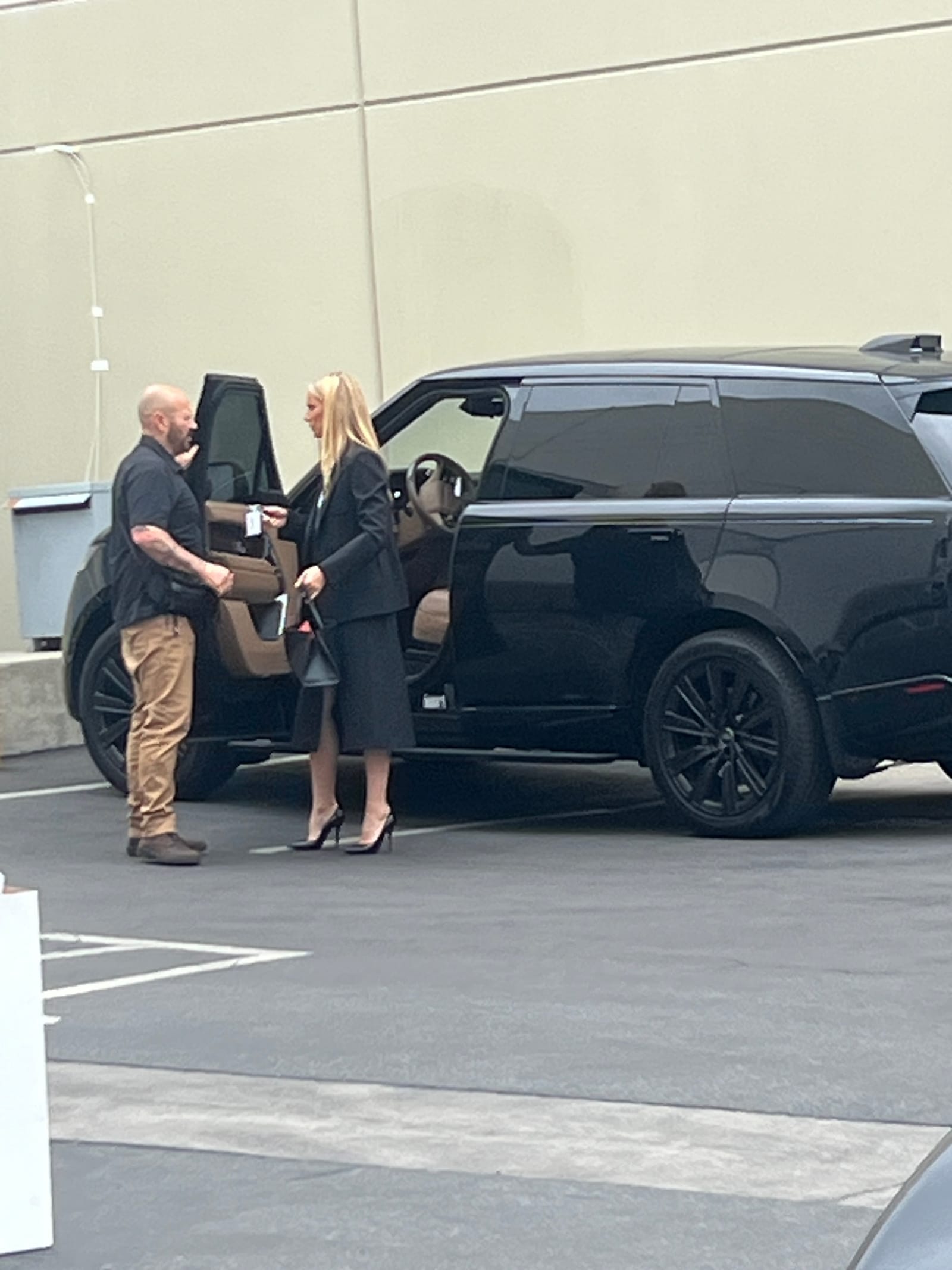 Gwyneth Paltrow llegando al evento de Mindvalley en Los Ángeles — momento del Puente de Incidentes donde recibe el libro Letters from Wanderlust durante un encuentro manifestado mediante intuición y la Ley de la Asunción