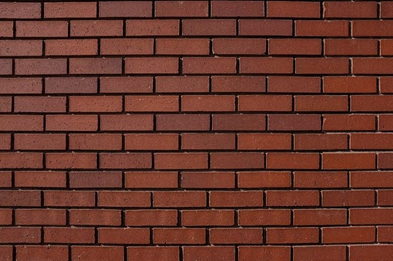 Muro simbólico representando los bloqueos subconscientes para manifestar según Neville Goddard