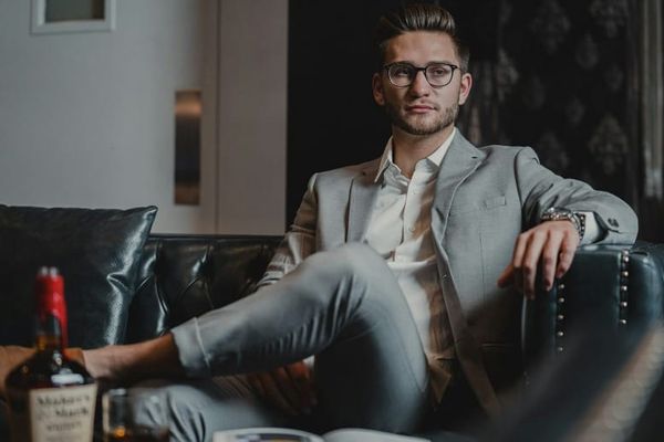 ombre próspero con calma mirando hacia el futuro encarnando la identidad financiera según las enseñanzas de Neville Goddard